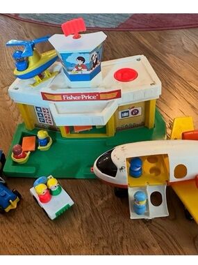 Vintage Fisher-Price Little People Jetport (#915) – 1980s Retro Playset